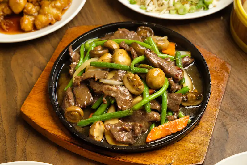 Beef with Green Beans and Mushrooms on Sizzling Plate